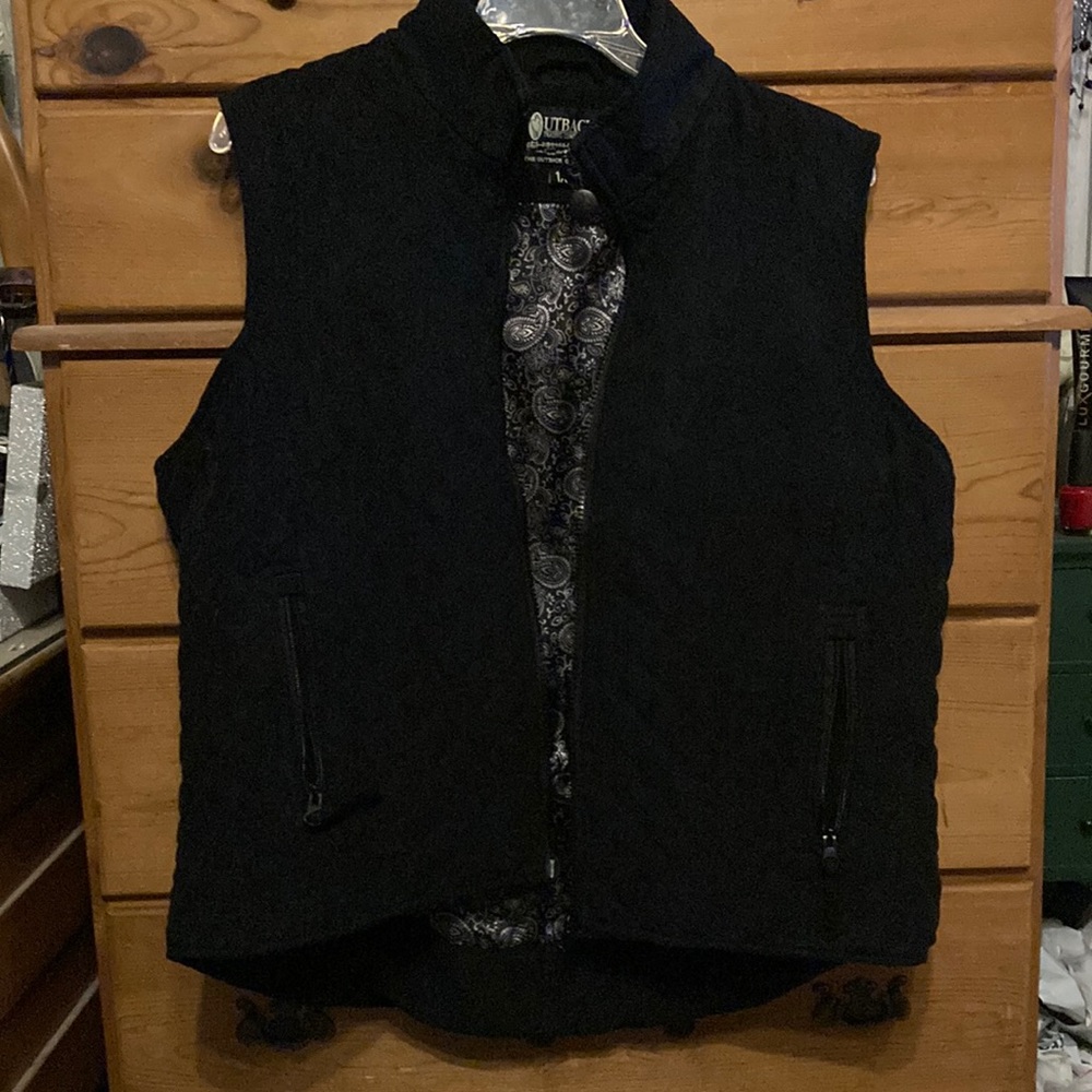 Utback quilted zip up vest. Quilted with a silk paisley lining. Sz 1X w/pockets.
